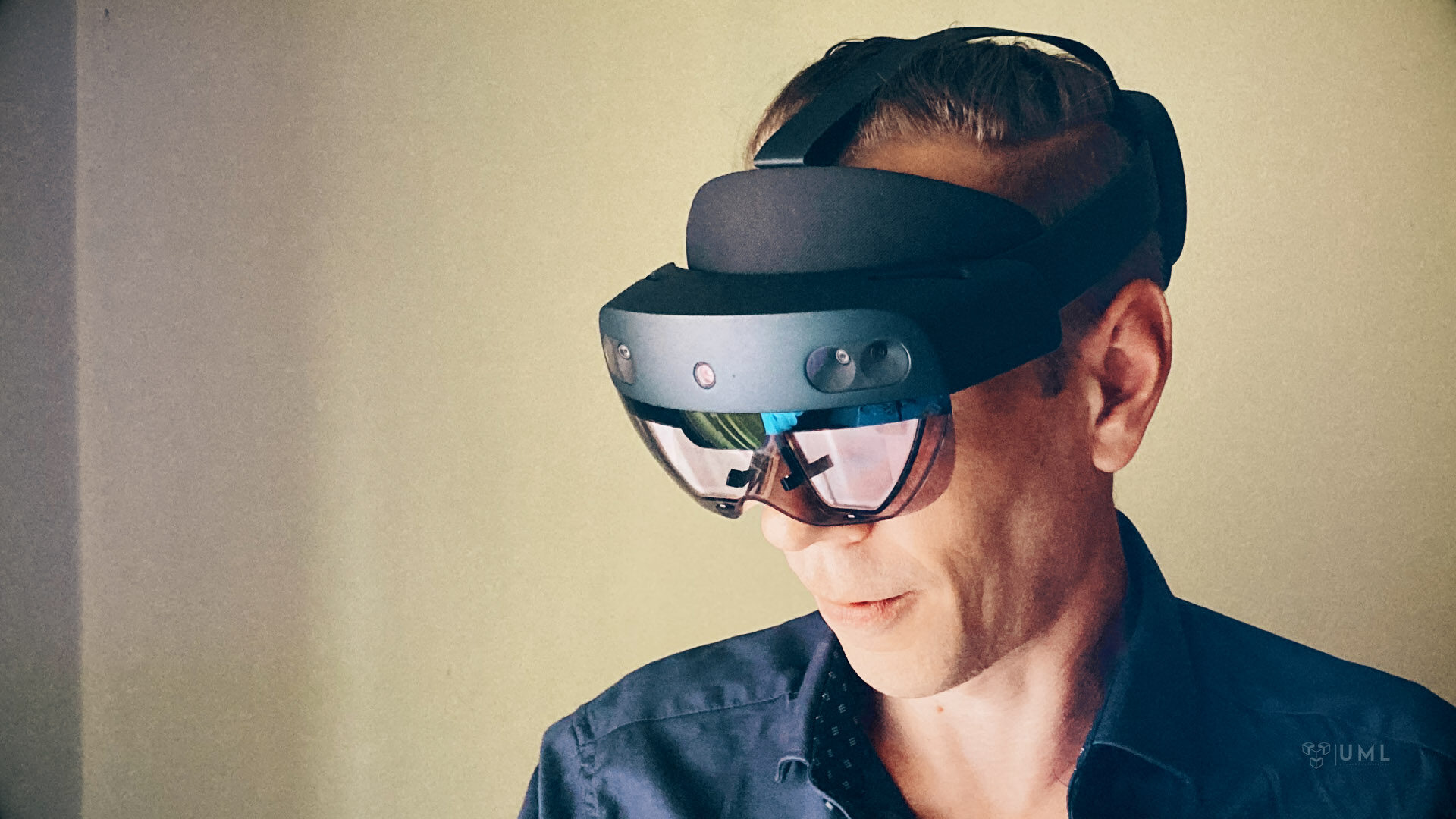 AR glasses makes it possible to see digital conent and the real world at the same time